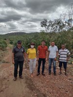 Clarete Rabêlo e Antônio de Hercília acompanham a visita de representantes da empresa que irá fazer calçamento em Santana do Piauí